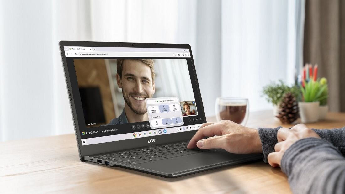 Mężczyzna korzysta z laptopa, na ekranie widoczna rozmowa wideo z inną osobą. - kamera internetowa 1080p