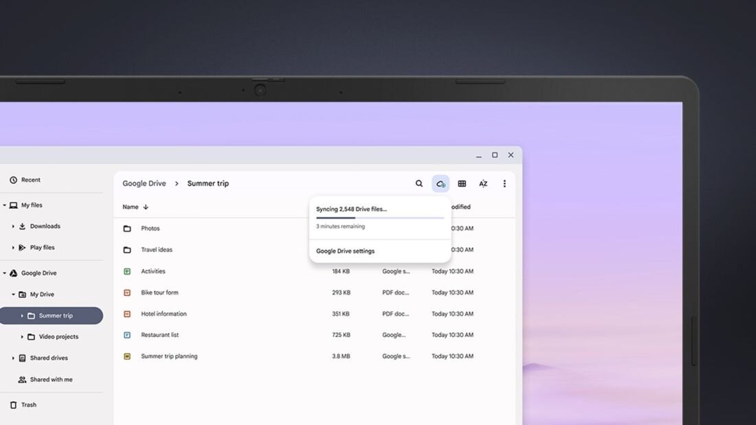 Laptop z otwartym menedżerem plików na ekranie, pokazującym foldery i pliki do zarządzania. - funkcja synchronizacja plików