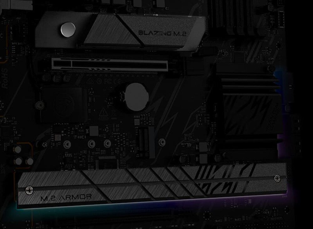 Płyta główna ASROCK B860 Lightning WiFi Ciemne, artystyczne ujęcie dolnej części płyty głównej eksponujące metaliczne radiatory i sloty rozszerzeń PCIe