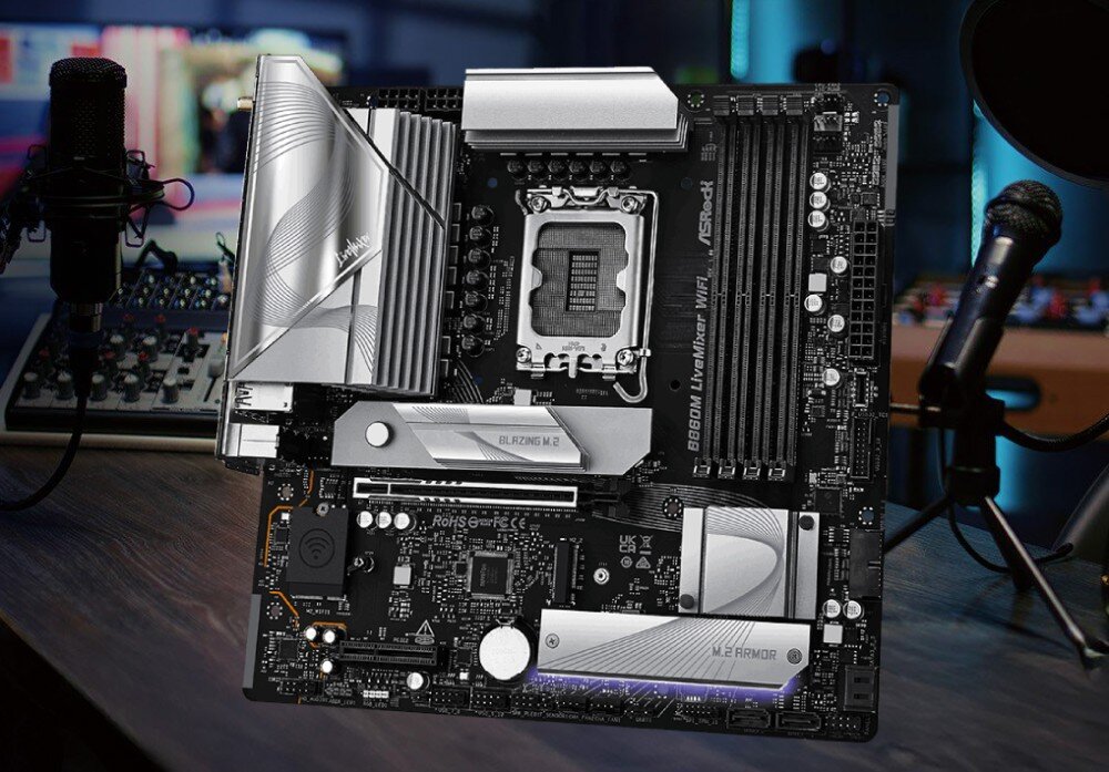 Płyta główna ASROCK B860M LiveMixer WiFi Płyta główna umieszczona na blacie roboczym pomiędzy dwoma mikrofonami studyjnymi, opis