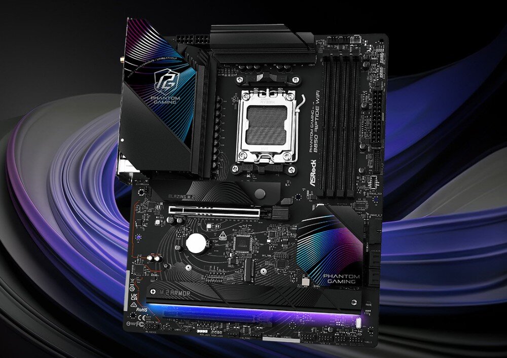 Płyta główna ASROCK B850 RIPTIDE WIFI Zdjęcie przedstawiające czarną płytę główną na ciemnym tle z ozdobnymi, niebiesko-fioletowymi falami w tle. Na laminacie widoczne są cztery gniazda pamięci RAM, srebrne gniazdo procesora oraz radiatory z kolorowymi grafikami i logo Phantom Gaming. Dolna krawędź urządzenia jest podświetlona na fioletowo