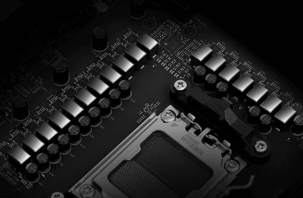 Płyta główna ASROCK B850 RIPTIDE WIFI Makrofotografia fragmentu płyty głównej w czarno-białej kolorystyce. Zdjęcie skupia się na sekcji zasilania składającej się z rzędu ciemnych kondensatorów z oznaczeniem '20K' oraz metalowych dławików sąsiadujących z gniazdem procesora