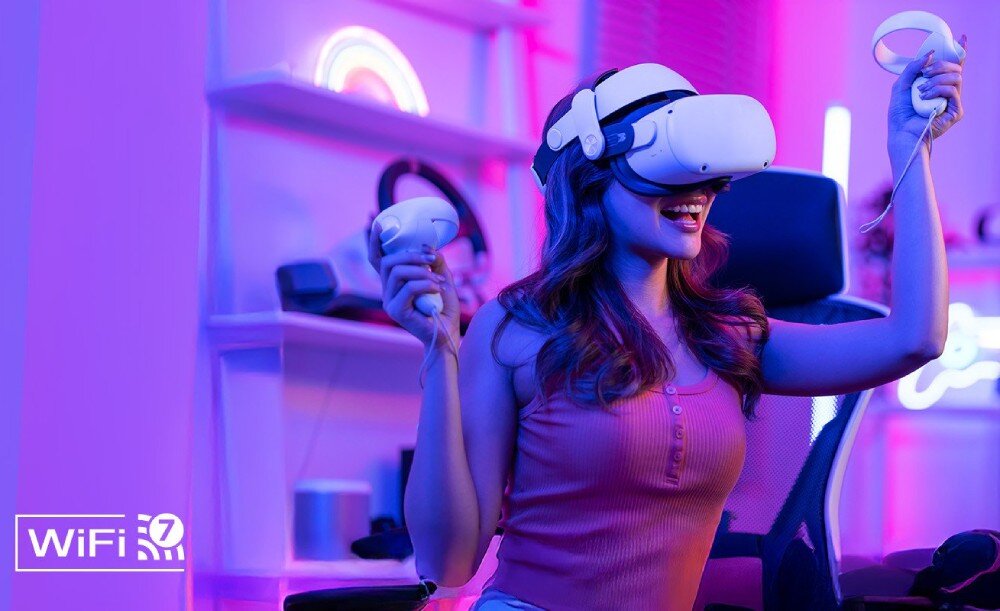 Płyta główna ASROCK B850 Steel Legend WiFi Uśmiechnięta kobieta w goglach wirtualnej rzeczywistości trzymająca kontrolery w pokoju z fioletowym oświetleniem, łączność, Wi-Fi 7, złącze LAN, Bluetooth