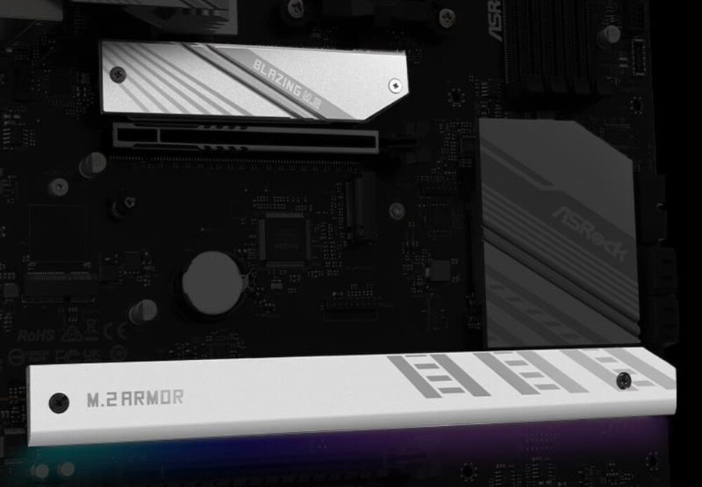 Płyta główna ASROCK B850 Pro RS WiFi Fragment płyty głównej z widocznymi osłonami na slotach M.2 oznaczonymi napisem 'M.2 Armor' i 'Blazing M.2', gniazda PCIe, radiator M.2