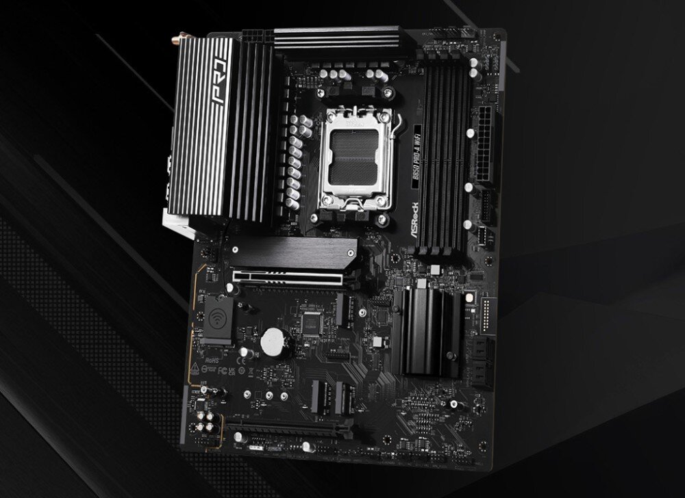 Płyta główna ASROCK B850 Pro-A WiFi Płyta główna przedstawiona pod lekkim kątem na ciemnym tle, z dużym radiatorem przy tylnych złączach i czterema czarnymi slotami pamięci po prawej stronie, opis