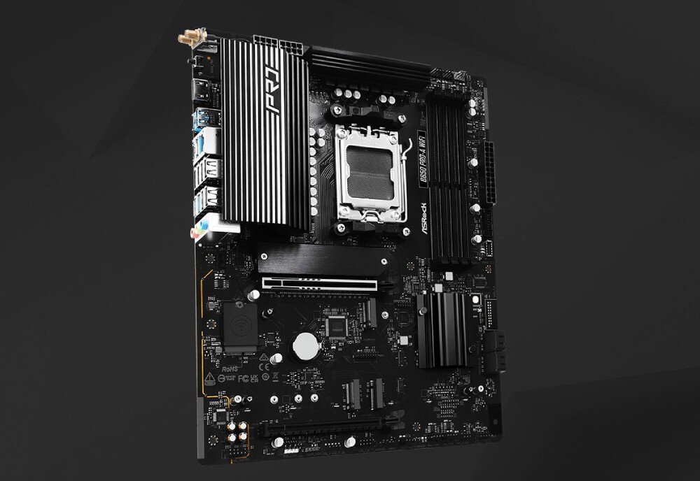 Płyta główna ASROCK B850 Pro-A WiFi Widok z góry na ciemną płytę z dużym żebrowanym radiatorem w lewym górnym rogu, gniazdem procesora pośrodku i czterema slotami pamięci po prawej, cechy, procesory