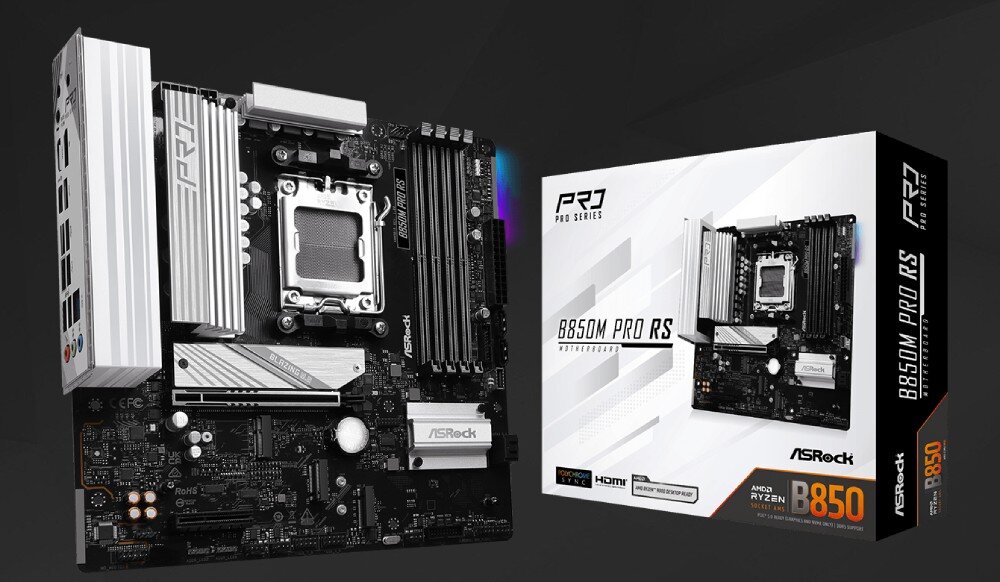 Płyta główna ASROCK B850M Pro RS Płyta główna ustawiona pionowo obok swojego białego opakowania z dwiema czarnymi antenami leżącymi na pierwszym planie
