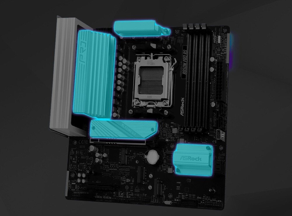 Płyta główna ASROCK B850M Pro RS Płyta główna pokazana pod kątem z błękitnym wyróżnieniem wszystkich zamontowanych na niej radiatorów