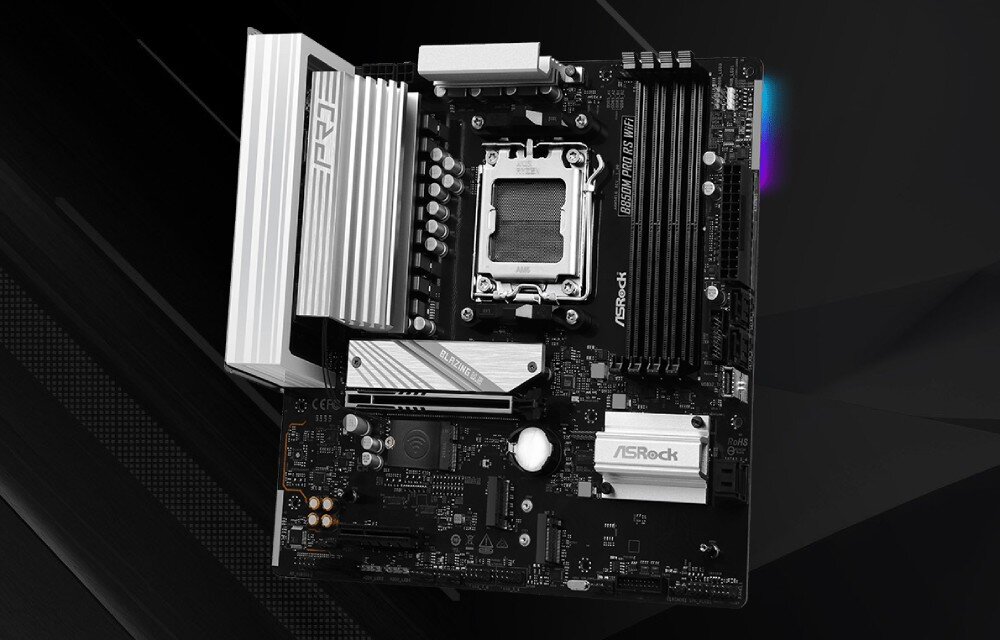 Płyta główna ASROCK B850M Pro RS WiFi Widok z góry na czarną płytę główną z dużymi srebrnymi radiatorami rozmieszczonymi wokół gniazda procesora i nad gniazdami na dyski