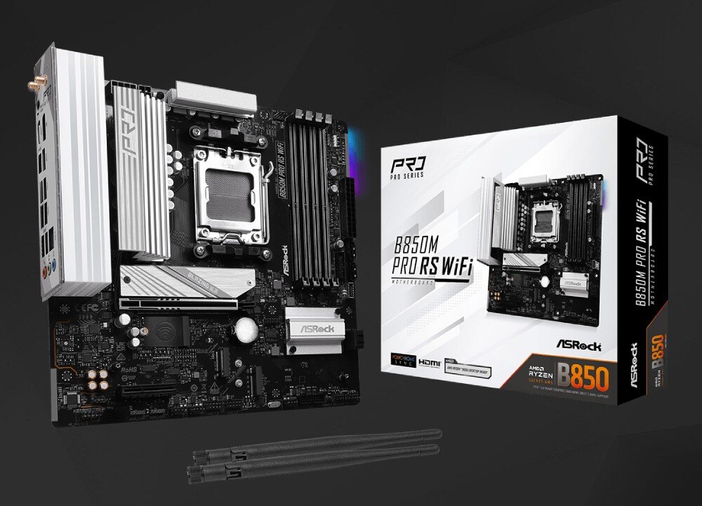 Płyta główna ASROCK B850M Pro RS WiFi Płyta główna ustawiona pionowo obok swojego białego opakowania z dwiema czarnymi antenami leżącymi na pierwszym planie