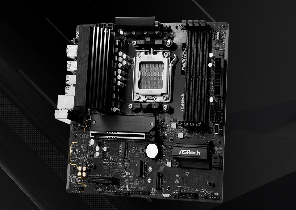 Płyta główna ASROCK B850M Pro-A Widok pod kątem na czarną płytę główną z gniazdem procesora AM5, radiatorami sekcji zasilania oraz czterema slotami na pamięć RAM