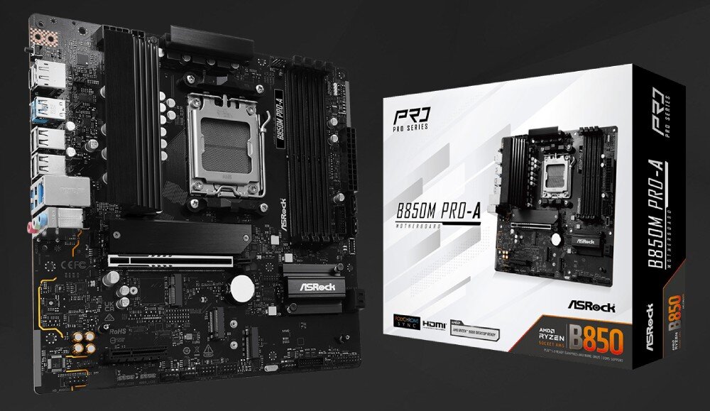 Płyta główna ASROCK B850M Pro-A Płyta główna zaprezentowana obok swojego biało-pomarańczowego pudełka oraz dwóch czarnych anten do łączności bezprzewodowej