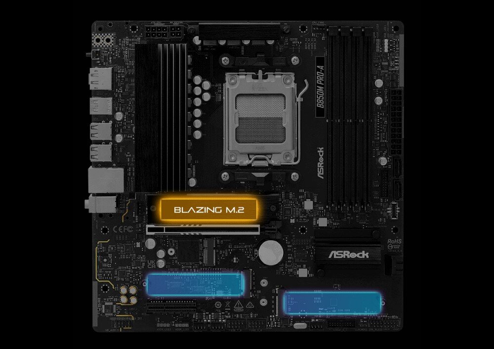 Płyta główna ASROCK B850M Pro-A Widok z góry na płytę główną z graficznym wyróżnieniem trzech gniazd na dyski SSD, z których jedno posiada oznaczenie 'BLAZING M.2'