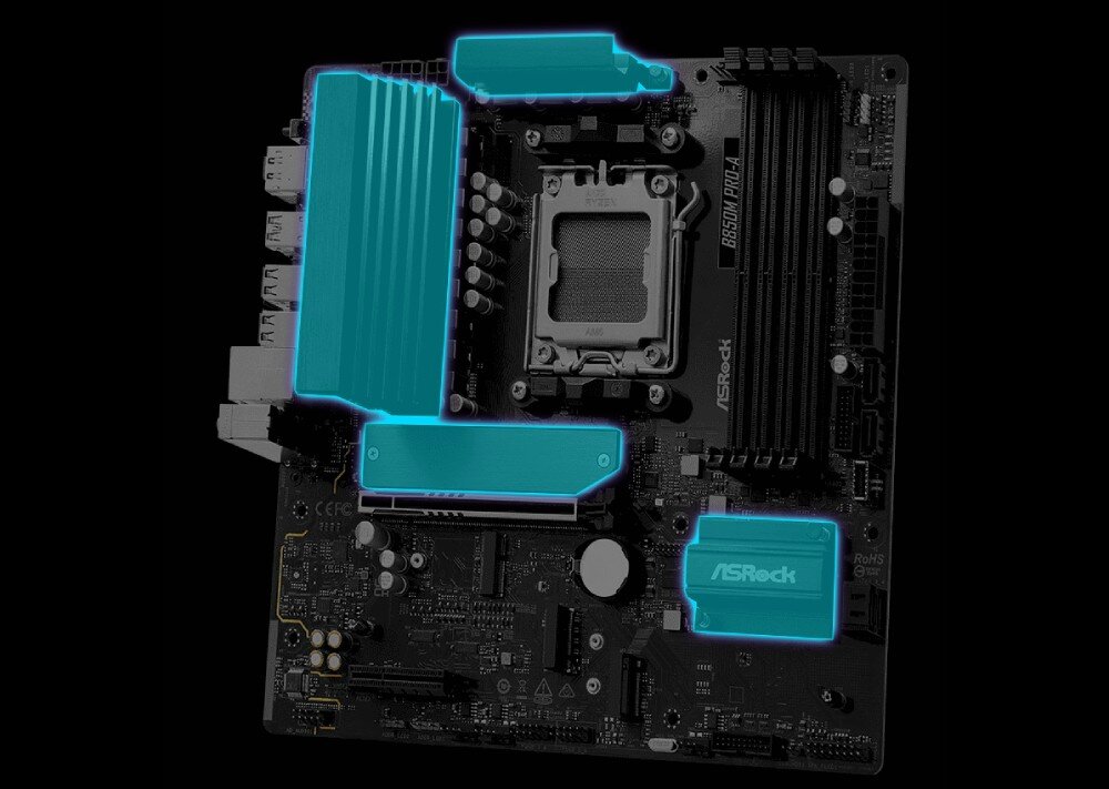 Płyta główna ASROCK B850M Pro-A Perspektywiczne ujęcie płyty głównej z nałożonymi niebieskimi polami wskazującymi rozmieszczenie wszystkich radiatorów chłodzących komponenty