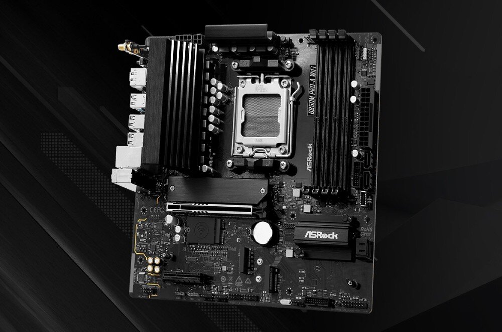 Płyta główna ASROCK B850M Pro-A WiFi Widok pod kątem na czarną płytę główną z gniazdem procesora AM5, radiatorami sekcji zasilania oraz czterema slotami na pamięć RAM