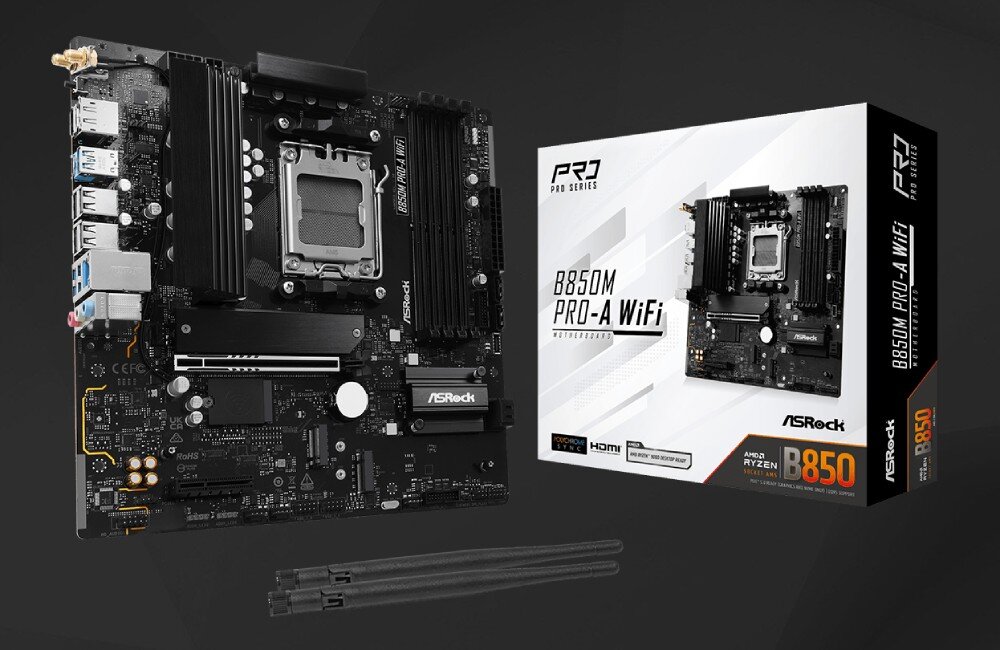 Płyta główna ASROCK B850M Pro-A WiFi Płyta główna zaprezentowana obok swojego biało-pomarańczowego pudełka oraz dwóch czarnych anten do łączności bezprzewodowej