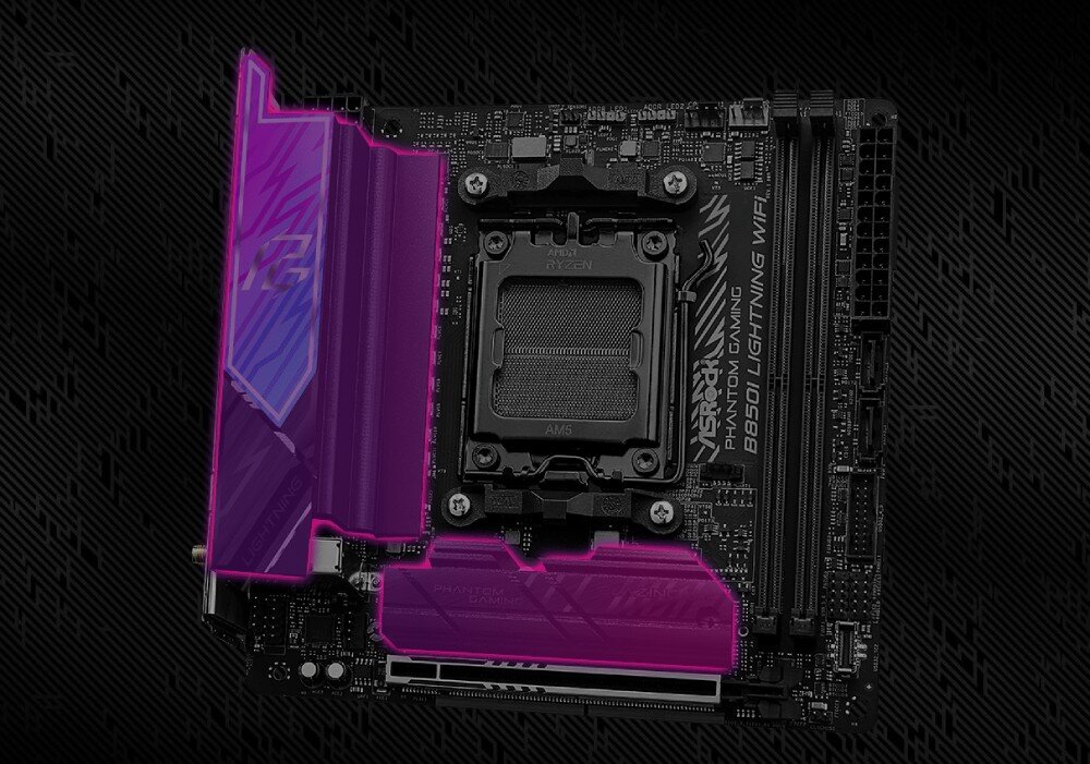 Płyta główna ASROCK B850I Lightning WiFi Zdjęcie płyty głównej z fioletowym podświetleniem nałożonym na radiatory sekcji zasilania oraz osłonę dysku M.2, podkreślające system chłodzenia