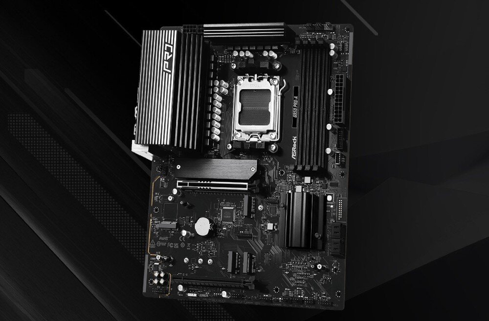 Płyta główna ASROCK B850 Pro-A Płyta główna przedstawiona pod lekkim kątem na ciemnym tle, z dużym radiatorem przy tylnych złączach i czterema czarnymi slotami pamięci po prawej stronie, opis
