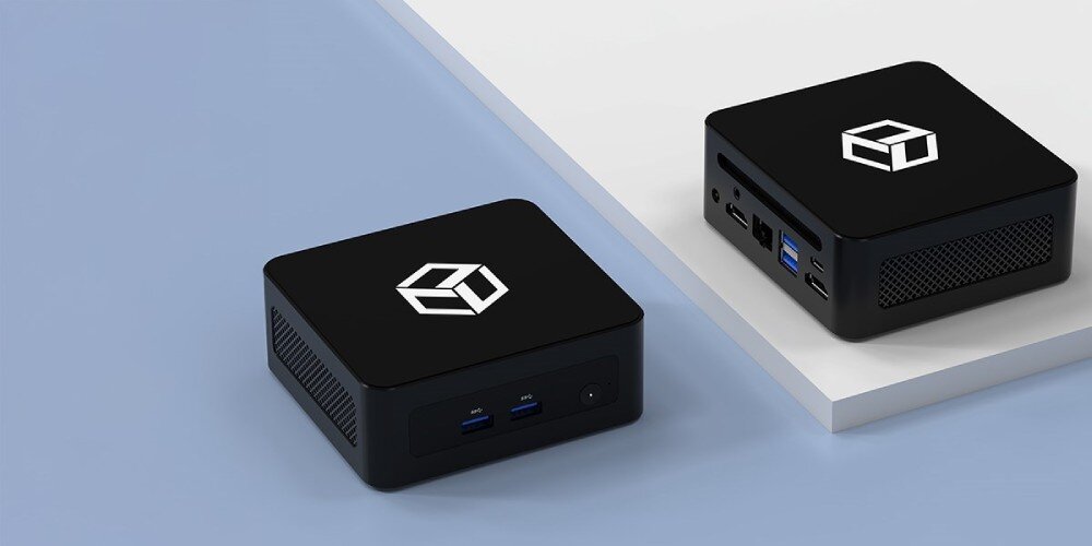 Komputer QOOBE II AP1215U Dwa czarne komputery mini PC z białym logo, jeden pokazany z przodu, drugi z tyłu z widocznymi portami HDMI, USB i Ethernet, procesor, rdzenie, szybkość, wydajność