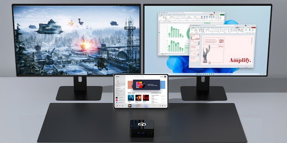 Komputer QOOBE II AP1215U Biurko z dwoma monitorami i tabletem, przed którymi stoi mały komputer mini PC, na ekranach uruchomione są różne aplikacje, pamięć RAM, taktowanie, dysk SSD, interfejs, pojemność