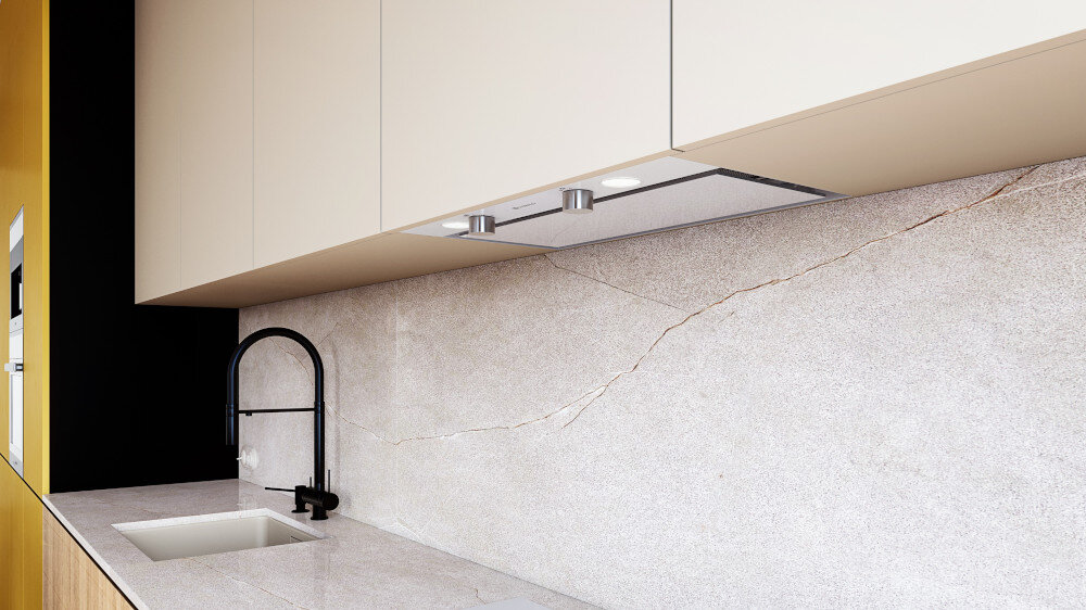 OKAP GLOBALO FLUXIME Zdjęcie przedstawia kuchnię z zabudowanym okapem podszafkowym umieszczonym pod jasnymi górnymi szafkami. Widoczny jest marmurowy lub kamienny backsplash z charakterystycznym pęknięciem oraz minimalistyczny zlew z czarną baterią