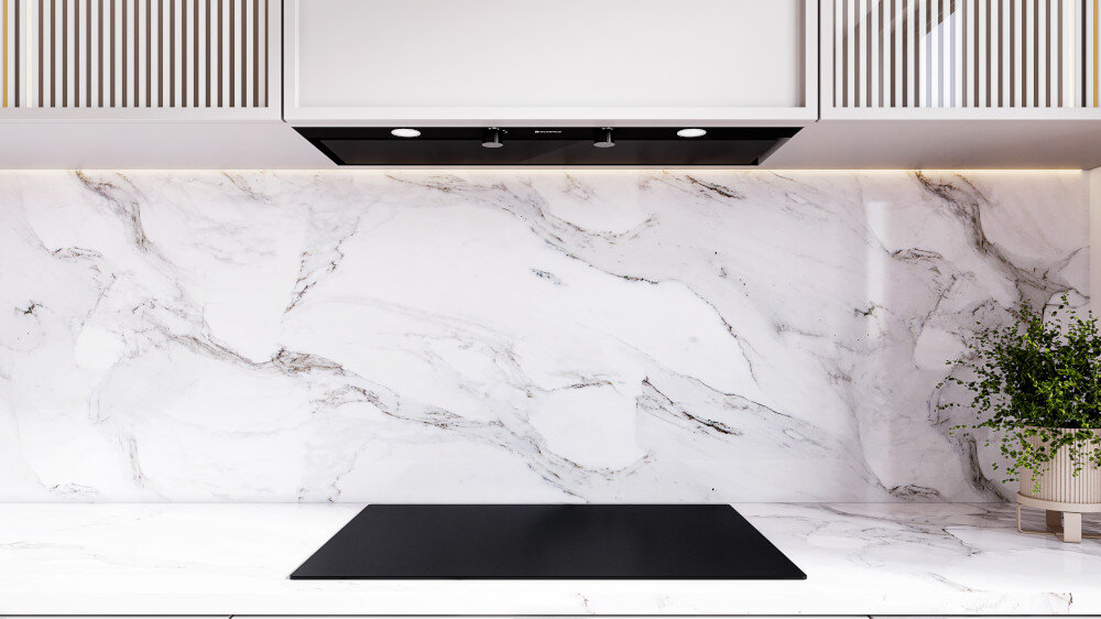 OKAP GLOBALO FLUXIME Obraz ukazuje centralną część kuchni z czarnym okapem zawieszonym nad płytą grzewczą i czarną zabudową z złotymi uchwytami. Marmurowa ściana tworzy eleganckie tło dla urządzenia szkło hartowane wyjątkowy design czarna stal trwałość elegancka kuchnia