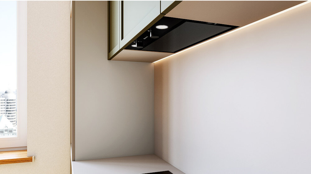 OKAP GLOBALO FLUXIME Zdjęcie przedstawia fragment kuchni z zabudową z górnymi szafkami w oliwkowym kolorze i wbudowanym okapem podszafkowym. Pod szafkami biegnie delikatne oświetlenie LED, które równomiernie doświetla blat