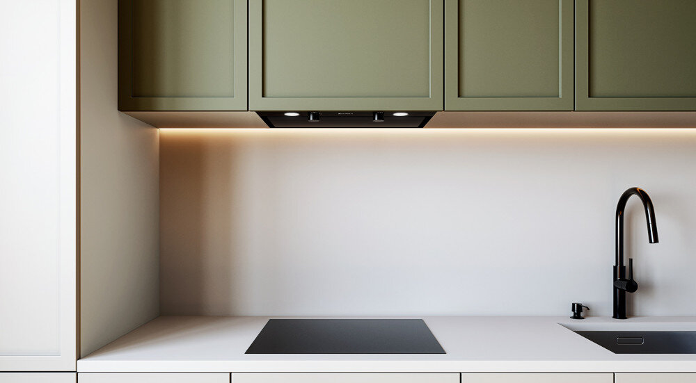 OKAP GLOBALO FLUXIME Zdjęcie ukazuje centralną część kuchni z płytą grzewczą zamontowaną na jasnym blacie. Bezpośrednio nad nią widoczny jest podszafkowy okap z dwoma lampkami, ukryty pod szafkami w oliwkowym kolorze szkło hartowane wyjątkowy design czarny stal trwałość elegancka kuchnia