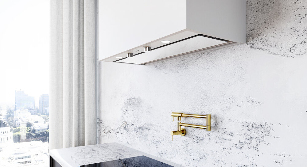 OKAP GLOBALO FLUXIME Zdjęcie przedstawia biały okap GLOBALO w dużym zbliżeniu, z widocznymi dwoma pokrętłami oraz lampkami LED. Front urządzenia ma szklaną powierzchnię odbijającą światło