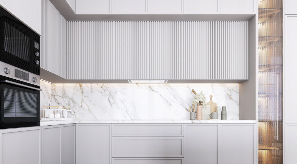 OKAP GLOBALO SAREDO 60.1 BIAŁY + TURBINA TW 1.2 ZEWNĘTRZNY SILNIK Zdjęcie przedstawia centralny fragment zabudowy kuchennej z pionowymi lamelami na górnych szafkach oraz wbudowanym okapem pod nimi. Marmurowy panel ścienny oraz delikatne podświetlenie LED tworzą elegancki i spójny efekt
