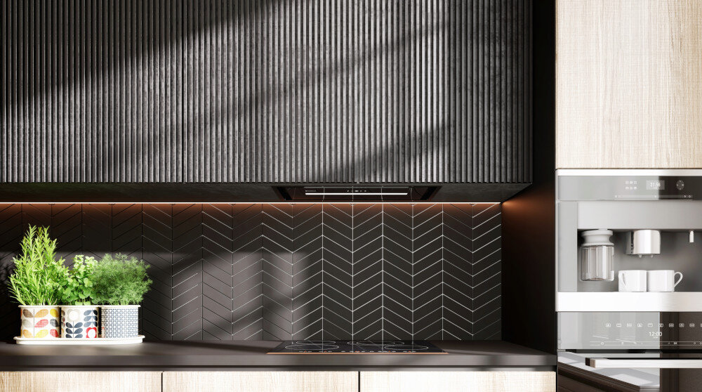 OKAP GLOBALO SAREDO 60.1 CZARNY + TURBINA TW 2.1 ZEWNĘTRZNY SILNIK Zdjęcie przedstawia nowoczesną kuchnię z czarnym, lamelowym frontem nad strefą gotowania oraz czarną płytą indukcyjną na blacie. Tło stanowi czarna płytka ułożona we wzór jodełki, a całość podświetla delikatna listwa LED