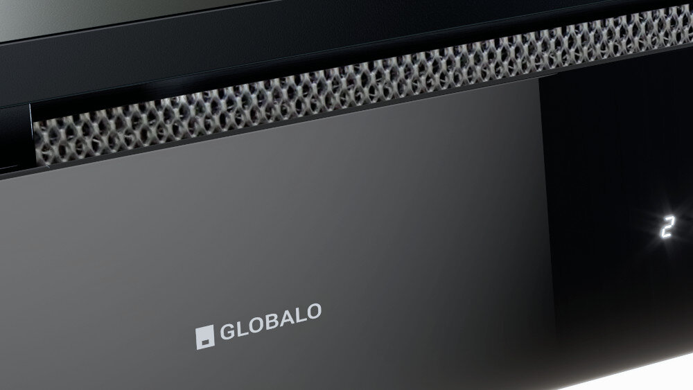 OKAP GLOBALO SAREDO 60.1 CZARNY + TURBINA TW 2.1 ZEWNĘTRZNY SILNIK Zdjęcie pokazuje dolną część okapu GLOBALO z widoczną kratką filtracyjną oraz fragmentem panelu dotykowego. Całość utrzymana jest w jasnej kolorystyce i dopasowana do minimalistycznej kuchennej zabudowy filtr aluminiowy usuwanie tłuszczu czyste powietrze filtracja kuchnia lepsza jakość powietrza