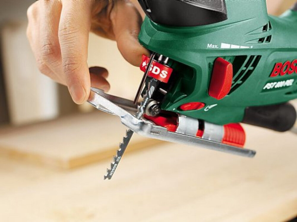 Wyrzynarka BOSCH PST 800 PEL szereg przydatnych funkcji system SDS system Bosch CutControl oddzielnie włączana funkcja nadmuchu przyłącze do odsysania pyłu