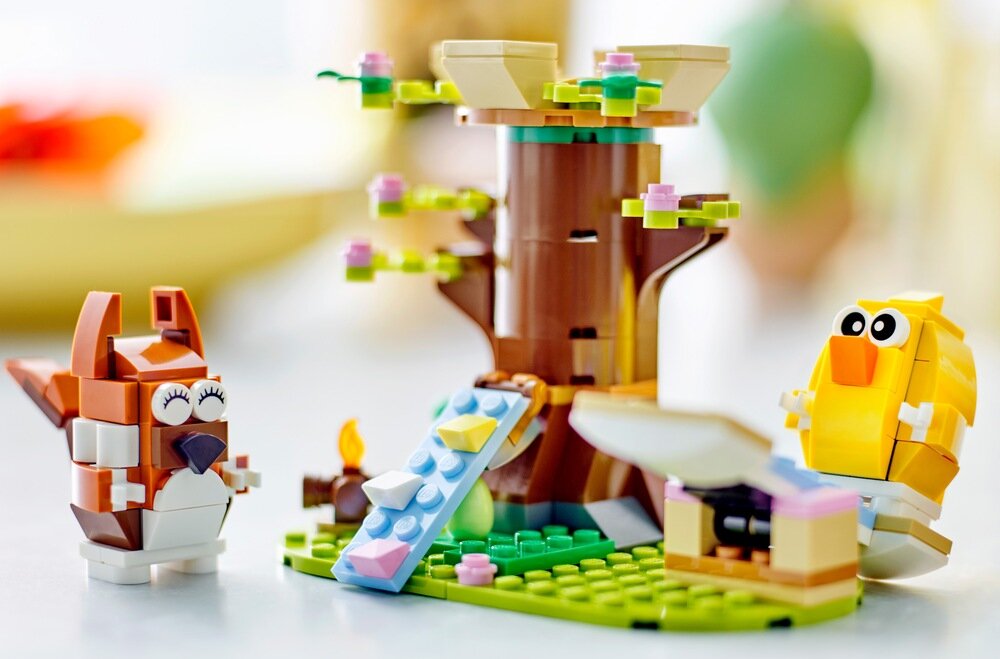 LEGO 40709 Wiosenny plac zabaw dla zwierzątek dwie pisanki i schowki pod rampą i za domkiem Figurki