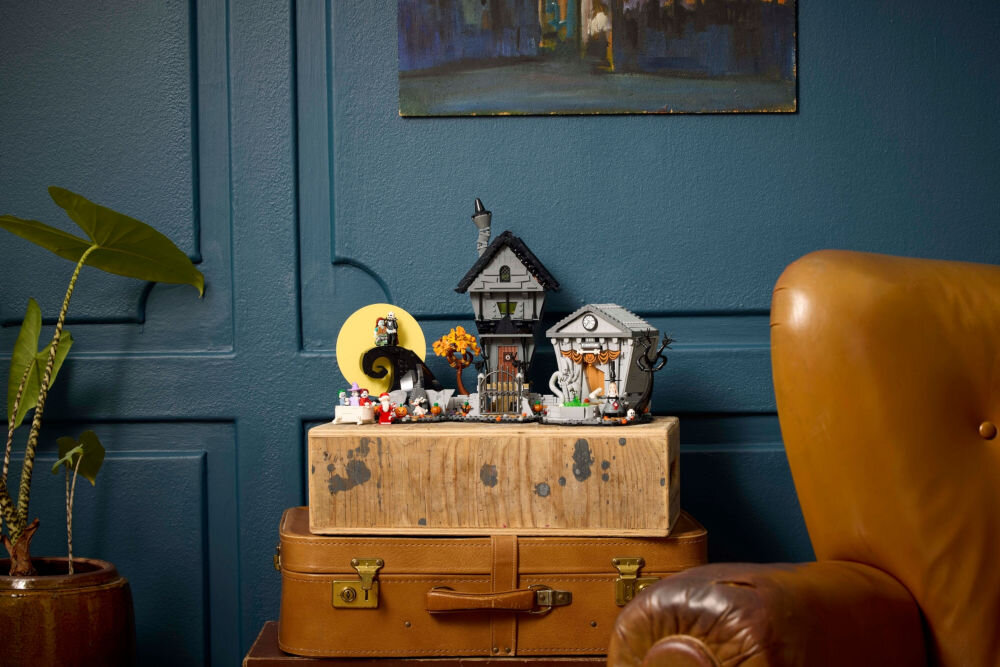LEGO 21351 IDEAS Disney: Miasteczko Halloween Tima Burtona złożony zestaw na walizce retro