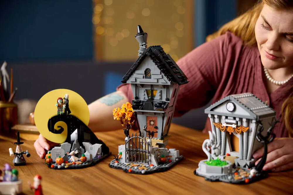 LEGO 21351 IDEAS Disney: Miasteczko Halloween Tima Burtona trzy lokalizacje filmowe pomysł na prezent 3 lokalizacje postaci z filmu