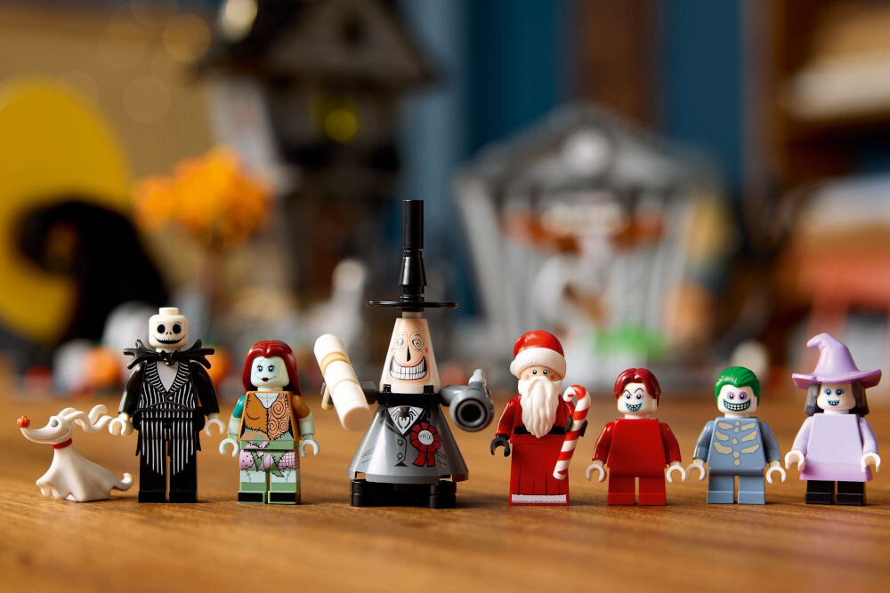 LEGO 21351 IDEAS Disney: Miasteczko Halloween Tima Burtona wszystkie minifigurki na blacie 8 postaci z filmu Jack Skellington Sally Święty Mikołaj Lok Szok Baryłka pies Zero burmistrz ilustrowana broszura instrukcja