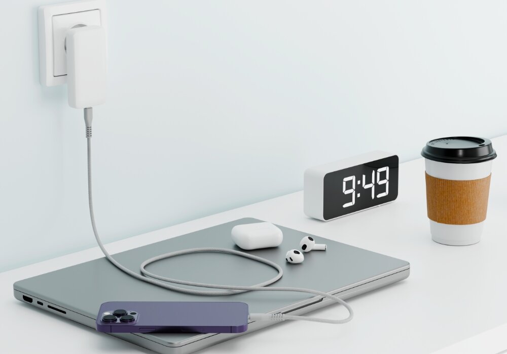 Kabel USB-C QUALO ładuje smartfona na blacie