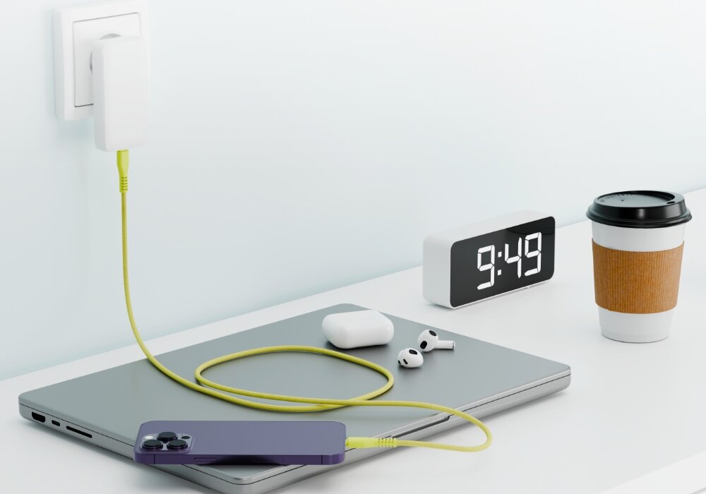 Kabel USB-C QUALO ładuje smartfona na blacie