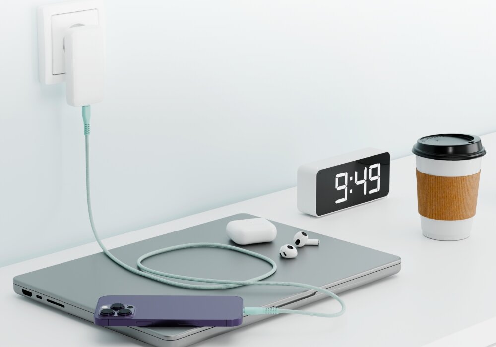 Kabel USB-C QUALO ładuje smartfona na blacie