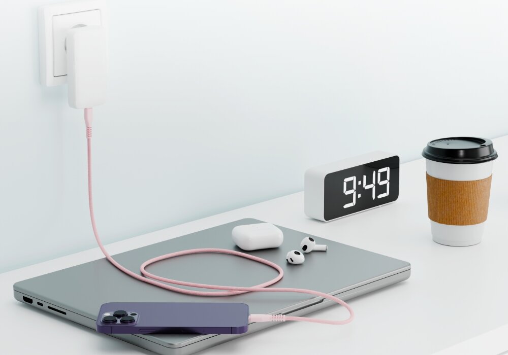 Kabel USB-C QUALO ładuje smartfona na blacie