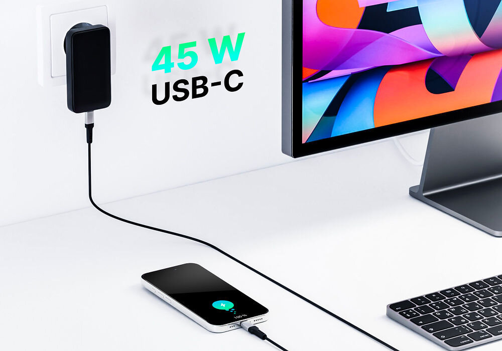 Ładowarka sieciowa USB-A - USB-C Qualo Ultimate QLS-GN-US-AC-45-01 GaN Ultra Slim PD 45W Czarny prezentacja podłączonej ładowarki do prądu i telefonu moc 45 W