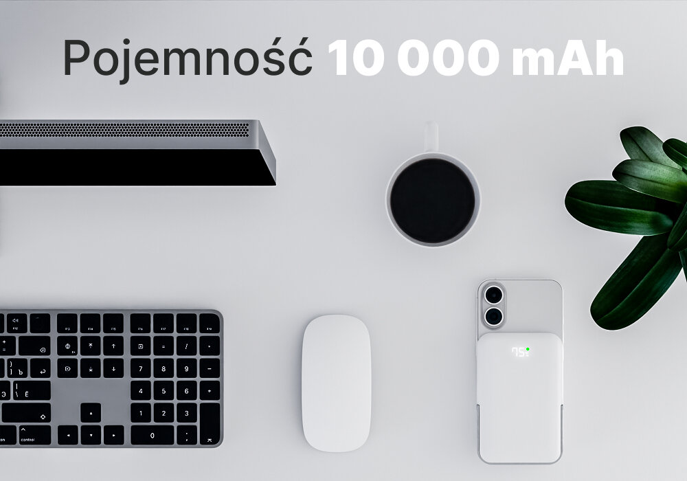 Powerbank QUALO QMPB5-LD-00 MagSafe 10000 mAh Biały, Optymalny zapas mocy, Zdjęcie przedstawia biurko z powerbankiem oraz komputerem i jego akcesoriami