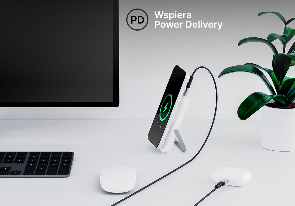 Powerbank QUALO QMPB5-LD-00 MagSafe 10000 mAh Biały, Dziel się energią, Powerbank stoi na biurku a do niego podłączony smartfon po kablu