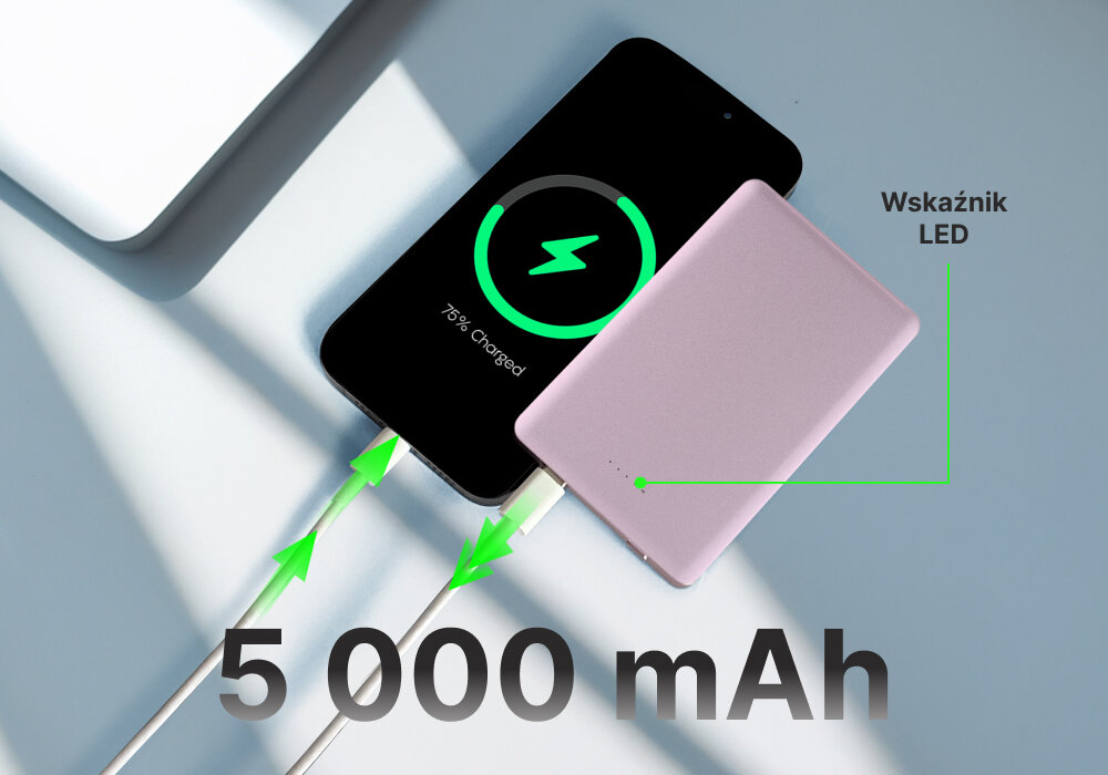 Powerbank indukcyjny QUALO QMPB5-US-15-09 MagSafe 5000 mAh Liliowy, Zapas mocy dla zabieganych, Na zdjęciu powerbank wraz z smartfonem leżą na blacie, wizualizacja ładowania kablem, w tle napis pojemności powerbanku