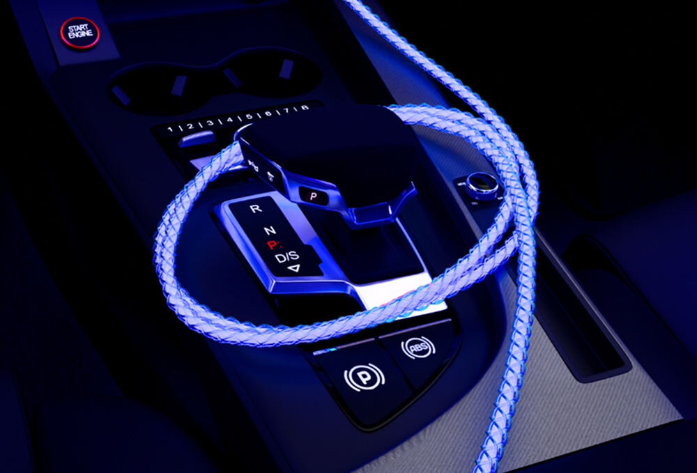 Kabel Świecący USB-A - USB-C QUALO Ultimate QCS-AC-00 1 m Biały Srebrny prezentacja kabla podczas ładowania w samochodzie światło RGB