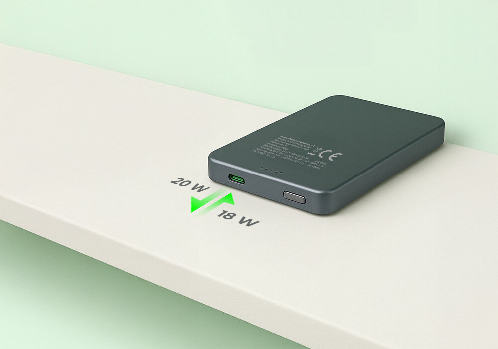 Powerbank indukcyjny QUALO Recycling QRPB-20-07 5000 mAh Srebrny, Uniwersalne ładowanie USB-C, Powerbank leży na blacie, przodem do blatu, przy wyjściu TYPU c, animacja wejścia i wyjścia W