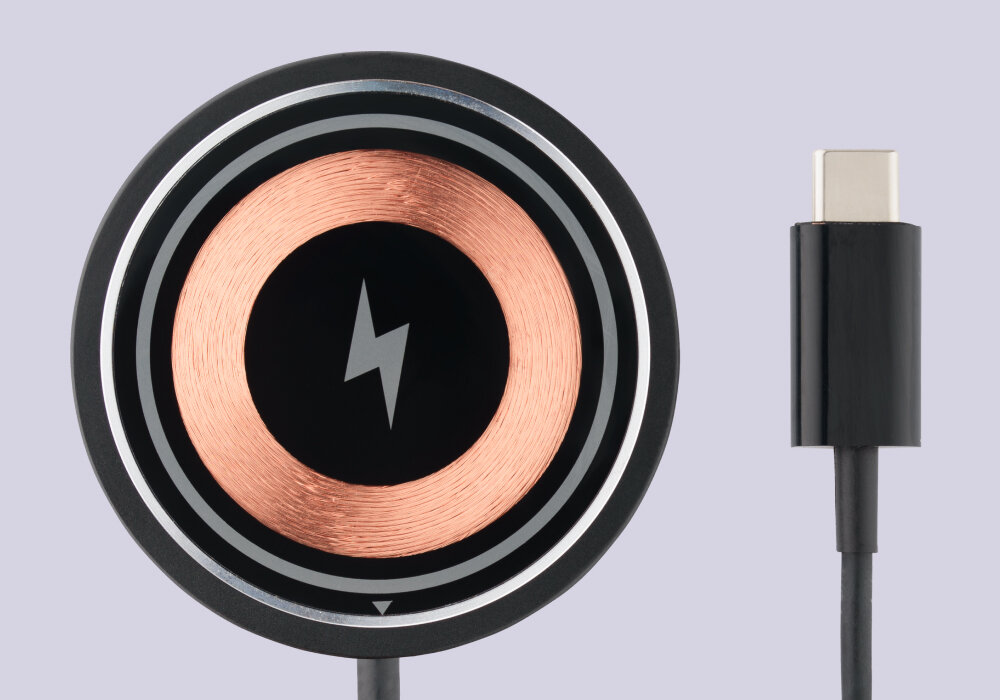 Ładowarka indukcyjna QUALO Transparent QTLI-15-01 Czarny, Transparentna forma, Zbliżenie na indukcję od góry, obok kóncówka kabla usb-c