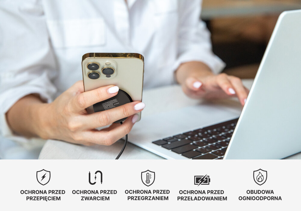 Ładowarka indukcyjna QUALO Transparent QTLI-15-01 Czarny, Bezpieczne ładowanie, Osoba trzyma smartfona wraz z podpiętą ładowarką w trakcie pracy przy biurku