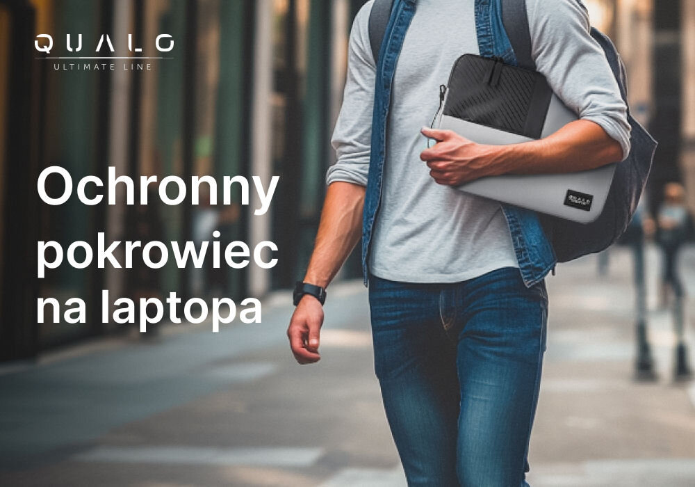 Pokrowiec na laptopa QUALO QPL-13-07 13,3 Szary pokrowiec ochronny trzymany przez mężczyznę miejska sceneria